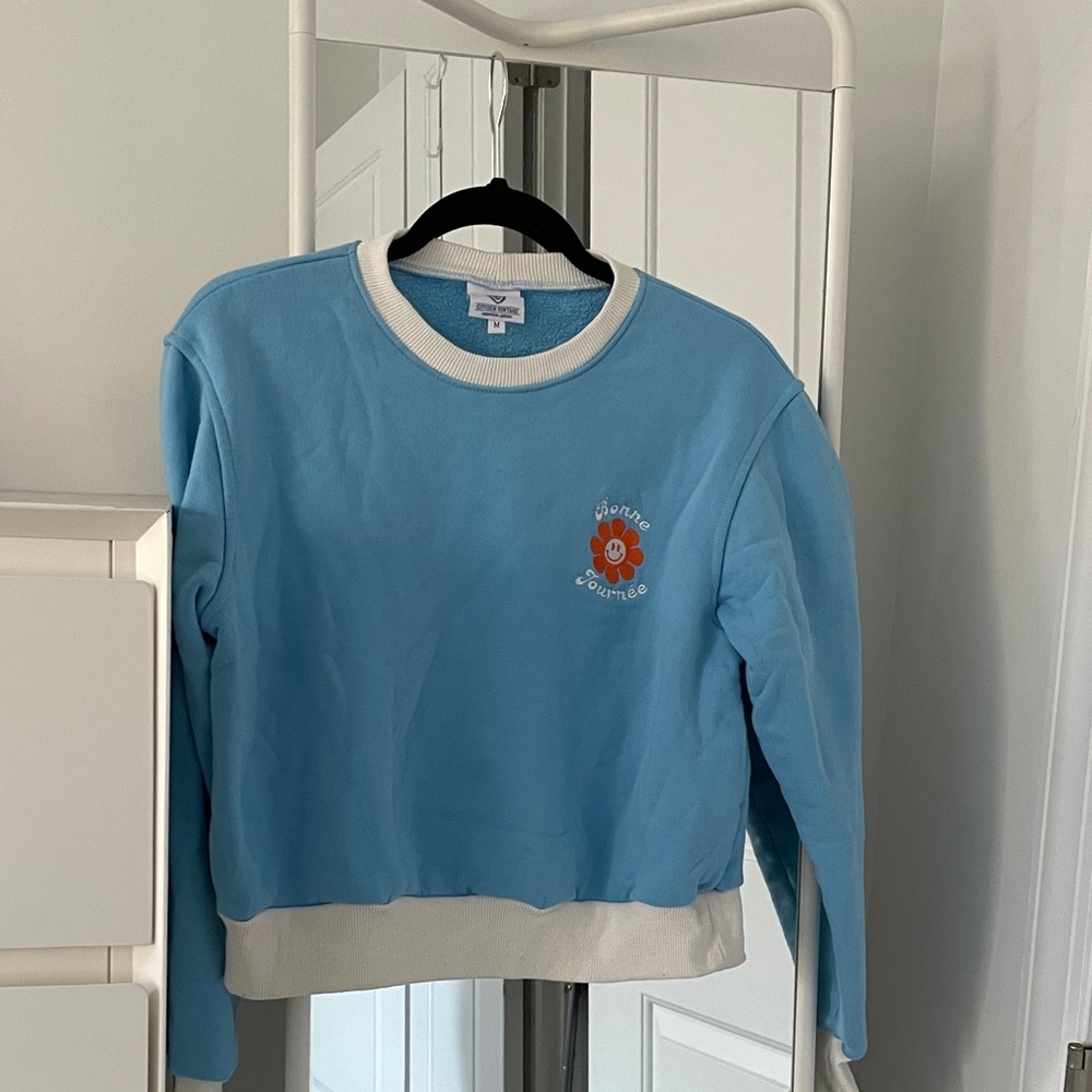 Blue Sweatshirt with White Trim bonne Journée
